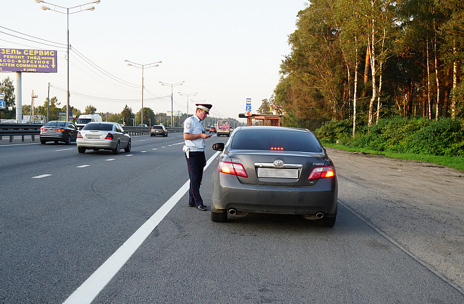 Езда по обочине и по полосе для общественного транспорта в 2026 году: штрафы и лишение прав