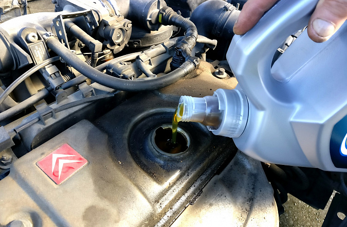 Расход масла в двигателе: допустимые нормы, причины перерасхода и что делать владельцу